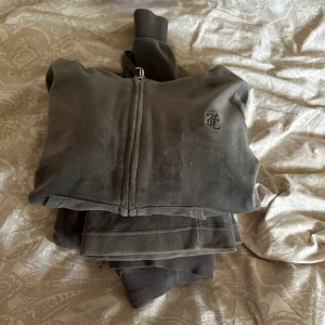 Juicy couture set xxs - Jätte fint juicy couture set i en mörkgrå färg. 
