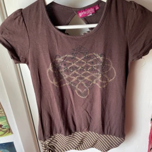 Brun topp - Söt tröja med unika detaljer! Bra skick, bekvämt tyg❤️ meddela vid funderingar 