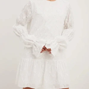 Student klänning - Säljer den här eftertraktade klänningen från Nakd! Perfekt som studentklänning! Helt oanvänd.