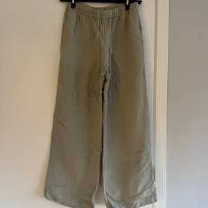 Linnebyxor  - Ljusgröna / khakifärgade linnebyxor ifrån HM