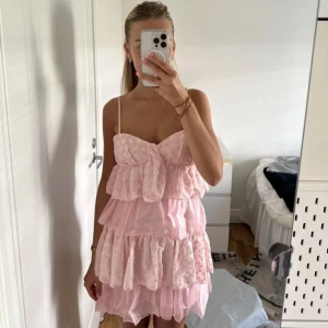 Volang klänning  - Jätte fin rosa volang klänning, aldrig använd 💞