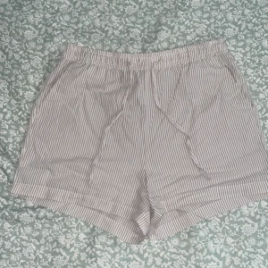 🤩beige linneshorts🤩 - ☀️🔥Sommar och lösa beiga linneshorts. Helt ny, i utmärkt skick. Storlek S, men om du vill kan du rulla upp shortsen lite upptill och då passar de i storlek XS😉🔥