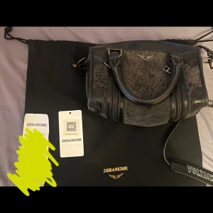 Zadig väska  - Säljer denna snygga Zadig väska!! Köptes förra vintern i Zadig butiken i london. Dustbag medföljer!  prissänkning vid snabbt köp!!❤️