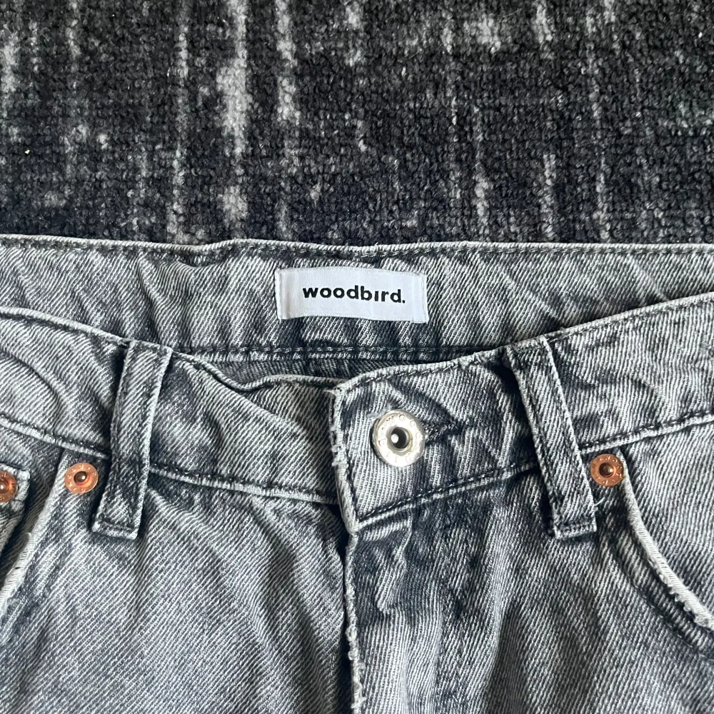 Säljer ett par gråa Woodbird jeans som är straight fit, riktigt snygga och är i bra skick. Jeans & Byxor.