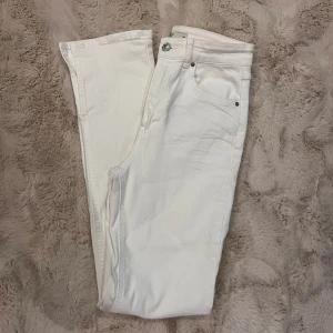 Gina Tricot jeans  - Raka jeans med slits. Oanvända pga försmå för mig tyvärr.