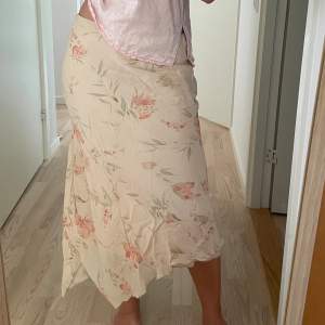 Så vacker och unik lång kjol! Köpt second hand och är i nyskick. Passar storlek S-M
