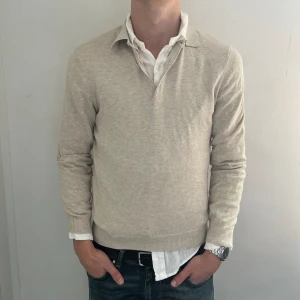 BLÄCK- RUGBY - Storlek S - skick 9/10 - Nypris 1299kr - Vårt pris 399kr - Modellen är 185