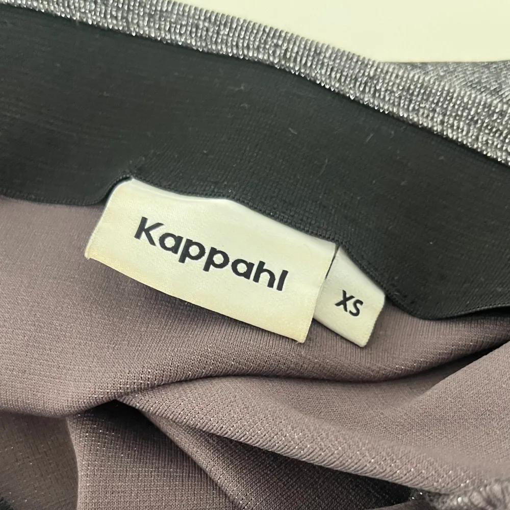 Jag min jättefina glittriga kjol från Kappahl som även funkar att använda som bandeau topp💕Kjolen är i XS och har resår så den hålls uppe ifall man vill använda som topp. Kjolen är i väldigt fint sick och är knappt använd😇. Kjolar.