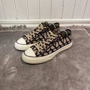 Valentino - Valentino toile iconographe i färgen beige/svart. Nypris = 8120kr. Storlek 41 (sitter större). Skick: 9,5/10. Tveka inte på att höra av er vid intresse!