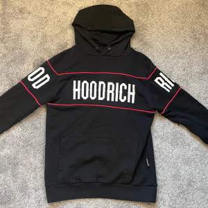 Snygg svart Hoodrich hoodie storleken är S modellen på bild är 1,70cm lång, perfekt skick,Du får med band till luvan i leveransen Hör av dig på DM vid fler frågor!