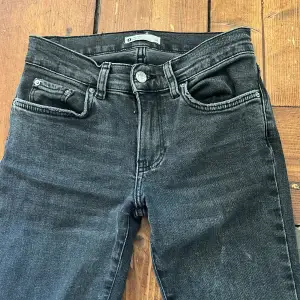 Jättesnygga jeans från Gina som tyvärr inte kommer till användning 💗 i fint skick, inga defekter 💕 Nypris 499kr