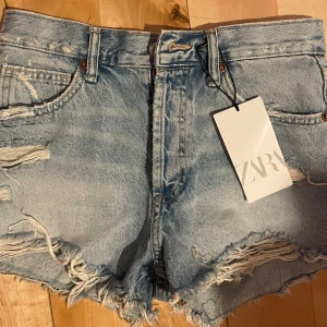 Zara jeansshorts - Säljer dessa helt nya(!!) jeansshorts från zara då de var för små för mig. De är i storlek 34 men skulle säga att de är mer som 32:or. Prislappar finns kvar , jag köpte desss på rea men orginalpriset ligger på 329kr🤗 