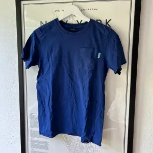 Super cool blå tröja från scotch and soda🙏 helt perfekt till sommaren  Original pris: gissar runt 400kr