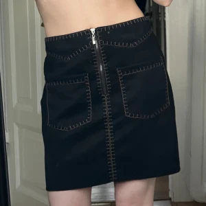 Svart mockakjol - Snygg kjol i svart mockaimitation med bruna efterstygn🌸 i mycket fint skick💕 storlek XS men passar nog även S