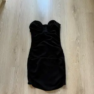 Jättefin svart kortklänning från Gina tricot som tyvärr aldrig kommit till användning. Därav i jättefint skick! Storlek XS❣️