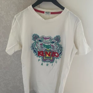 Kenzo tshirt - - storlek: M - skick: 10/10 