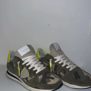 Philippe model trainers - Säljer ett par Philippe Model trainers då de är för små. De är storlek 41,5 men sitter som 42. Nypris är runt 3000 mitt pris är 1950kr. Hör av dig om du har några frågor!