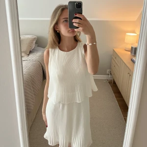 Vit klänning  - Så söt klänning från missguided! Perfekt till studenten eller i sommar💛storlek xs