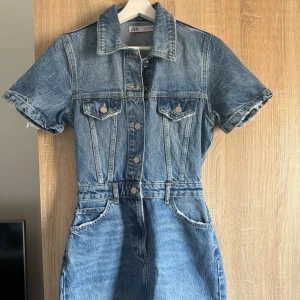 Denimklänning  - Kort denimklänning från Zara, storlek S, endast använd 1 gång😇