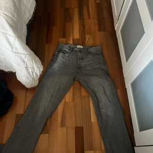 Gråa Jack & Jones jeans herr - Nyskick! Passar ej längre. Storlek 30/32 modell relaxed/chris. 
