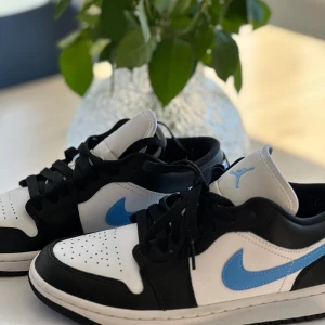 Air Jordan 1 Low’ black/blue university - Säljer mina Jordan skor pågrund av att dem aldrig kommer till användning. Dem är endast provade inomhus. Storlek 39. Väldigt bra skick, som nya. Nypris 2800kr. Till både tjejer och killar. Pris kan diskuteras vid snabb affär💕