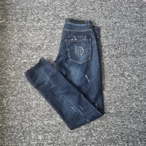 Philipp Plein jeans - Säljer nu dessa sjukt feta och unika Philipp Plein jeansen, med många feta detaljer. Var inte rädd att fråga vid funderingar och modellen är Philipp plein homme jeans straight cut. Tags finns kvar och kommer med. Nya kan kosta mellan 3000-5000 kr