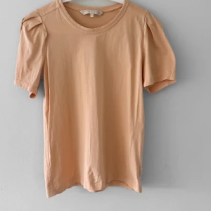 Pernilla Wahlgren topp - Topp medpuffärmar Inget att anmärka på 