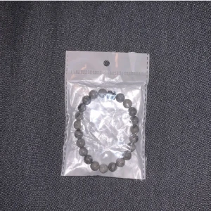 Grått ”grisch” pärlarmband  - Fortfarande kvar i förpackning (topp skick och kvalité) Perfekt för alla som saknar en perfekt accessoar till sommaren 