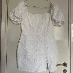 En jättefin vit klänning som passar perfekt för studenten eller om man bara vill ha en fin vit klänning. Säljes då jag hittade en annan klänning jag ville ha till studenten. Köpt på SHEIN men trots det otroligt bra kvalite och sitter jättefint🫶🏼 