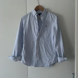 Ralph lauren skjorta  - Hej, säljer en snygg Ralph lauren skjorta i storlek S | modell-slim fit | nypris ca 1500 | mitt pris 499 | såklart stryker jag tröjan innan jag fraktar. Hör av er vid fler funderingar. Mvh Rasmus 