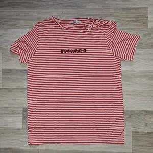 Topp - Jättefin röd/vit randig topp från Pieces.