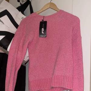 Hej hej , säljer min stickade rosa tröja från newyorker❤️ , aldrig använt , storlek M men passar även S , säljer för 120kr (köpt för 170)
