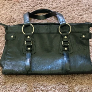 Supersnygg väska - Jättefin och rymlig väska som jag säljer då jag inte använder den så mycket längre! 