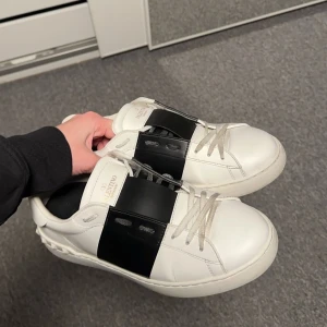 Valentino open - Valentinos skor, i ett bra skick storleken är 41 passar 42,  Med en svart stripe i mitten, priset är diskuterbart