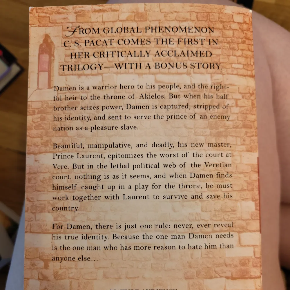 Bok 1 i serien 'Captive prince Triology' skriven av C.S. Pacat. Lite sliten men annars inga anmärkningar.   Kolla min profil för fler böcker! Allt ska bort!!. Övrigt.