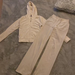 Vit juicy Couture sett - Tröjan är i S och byxorna är i Xxs. Byxorna är ganska använda men inga fläckar eller hål. Tröjan är nästan aldrig använd och ser ut som ny