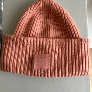 Acne mössa - Har ett hål, men inget som syns. Har en del smink i sig och någon fläck utanför men de går bort om man tvättar. Köptes i november 2023