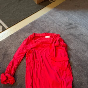 Tjej tröja för sommaren - Helt ny och mycket vacker tröja . Storlek M