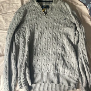 Ralph Lauren halv zip  - Tja kabelstickad halv zip från Ralph Lauren! Köpt på NK för 1500kr! Priset kan diskuteras.