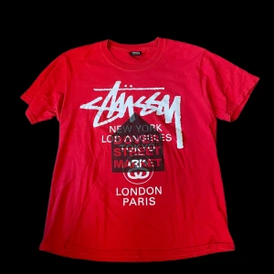 Stussy t-shirt  - Tjena säljer en riktigt skön stussy t-shirt.  110% äkta digitalt kvitto finns. Skick: 7/10 trycket är lite sprucket. Storlek: M Om du har några frågor, funderingar eller vill ha fler bilder så är det bara att skriva till mig.