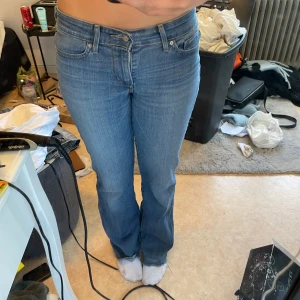 Levis Lågmidjade bootcut jeans  - Lågmidjade jeans som är bootcut från Levis 