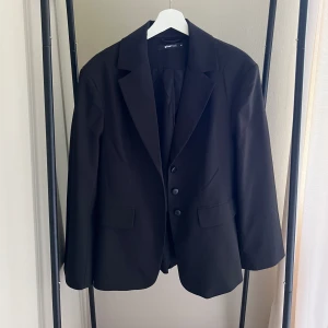 Kavaj/blazer svart  - En svart blazer/kavaj från Gina tricot. Endast använd några gånger