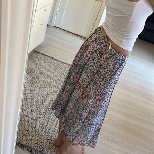 Sommarkjol, blommig kjol - Superfin somrig vintagekjol från hirsch, perfekt skick så fin kvalite. Passar 36-38  men mer 34a om man vill ha den low waist! Älskar den men tyvärr för liten för mig 