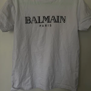 Tshirt - balmain paris  - Passform S-M  Pris kan sänkas vid snabb affär 
