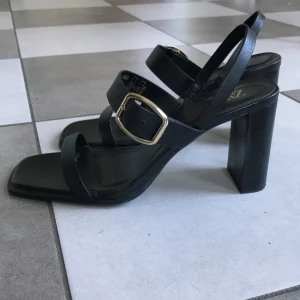 Sandaletter - Stl 37 (passar även någon med 38), klackhöjd 9 cm. Endast använda vid ett tillfälle.