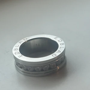 Superfin ring från Edblad  - Super fin ring utan defekter då den knappt är använd och inte passar mina fingrar och inte använder silver. Alla stenar sitter på plats och är super fin. Nypris på en mindre variant av denna ring är 399kr mitt pris 200kr men kan såklart diskutera