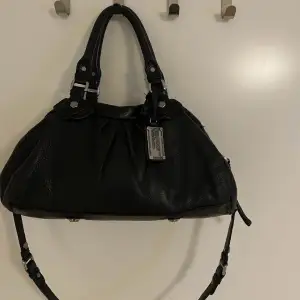 Marc Jacobs cliq Q groove bag läderväska i mellanstorlek med silver detaljer, väldigt bra storlek. Skicket är bra men finns tecken på användning. Har även dustbag till. Nypriset var runt 7500