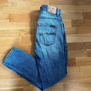 Nudie jeans  - Riktigt snygga nudie jeans (Grim tim). Nypris ca 1599! Skön passform i storlek w29 L30 Riktigt snygga till sommaren i en ljusare blå färg. I fint skick , med lite slitningar fram som bara är en snygg detalj!
