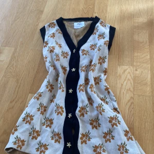Säljer denna klänning för 60kr! - Priset går att diskuteras. Om ni har några funderingar så är det bara att skriva på😍💛