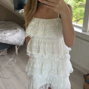 Zara klänning - Säljer denna superfina klänningen som är köpt på Plick redan men jag har inte använt den och säljer därför den, den är i jättefint skick och den har ingen lapp längre men passar mig som har s💕 